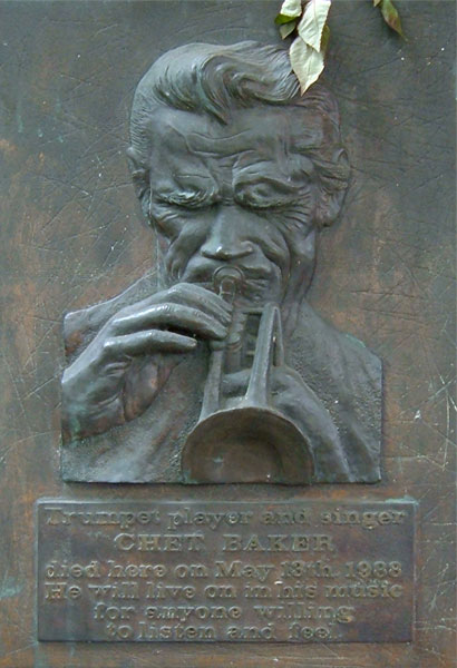 Datei:Chetbakermonument.jpg