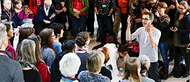 A spontaneous choir directed by Oliver Gies during the choir meeting chor.com 