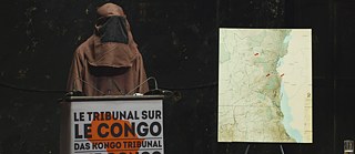 Ein ehemaliger Rebell spricht als anonymer Zeuge vor dem Kongo Tribunal. Obwohl es ein Kunstprojekt war, hat die Inszenierung reale Wirkung gezeigt.