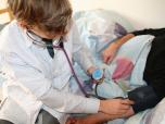 Arzt misst bei einem Patienten den Blutdruck. / Philipp Flury/www.pixelio.de