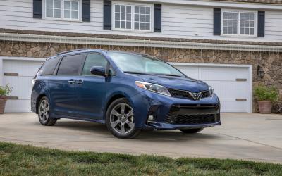2018 Toyota Sienna Front Quarter Right