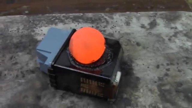 Glühender Nickelball trifft auf Tintenpatrone. (Screenshot: Bit Projects)