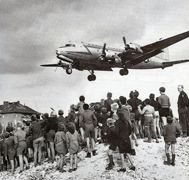 Rosinenbomber landet in Berlin Tempelhof 1948