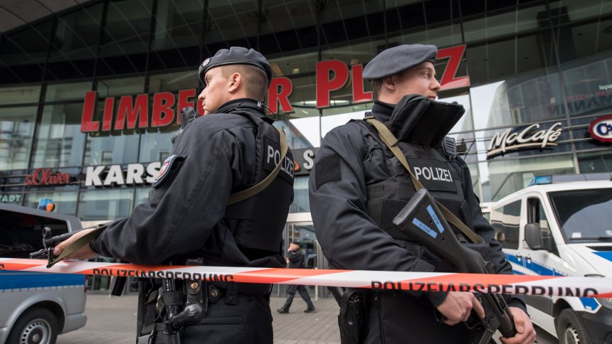 Polizisten am Einkaufszentrum "Limbecker Platz" in Essen