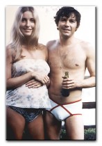 Candid_photo_sharon_tate__jay_sebring_on_front_lawn