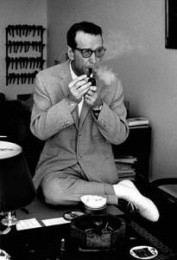 Georges_Simenon_(1963)_without_hat_by_Erling_Mandelmann