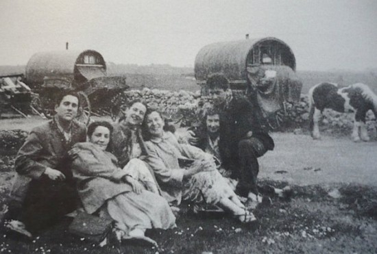 Pinter mit jungen Wanderschauspielern in Irland