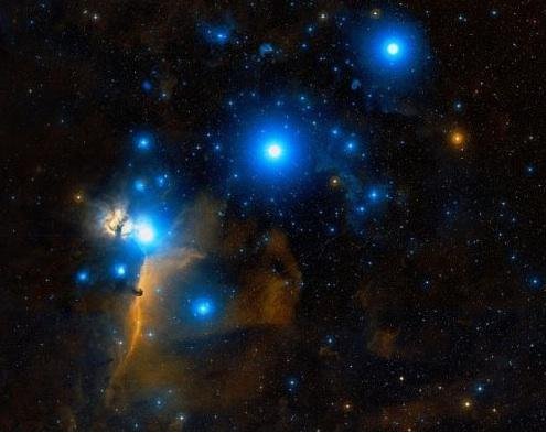 Der Gürtel des Orion. Darunter: Sigma Orionis (links der Bildmitte) und Pferdekopfnebel (sehr klein). Bild: Digital Sky Survey