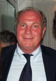 Uli_Hoeness_during_his_talk_with_Peter_Grimberg._2010_year