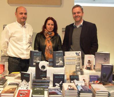 Jürgen Schütz mit den Autoren Isabella Feimer und Jürgen Bauer