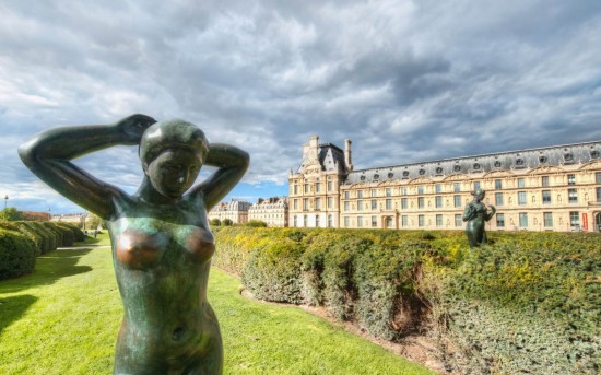 Statues-Outside-The-Louvre-1050x1680
