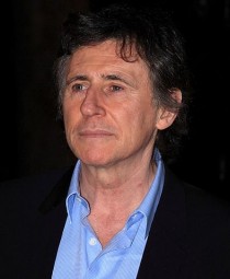 „Gabriel Byrne 2010“ von Ian Smith from London, England - Flickr. Lizenziert unter CC BY-SA 2.0 über Wikimedia Commons - http://commons.wikimedia.org/wiki/File:Gabriel_Byrne_2010.jpg#mediaviewer/File:Gabriel_Byrne_2010.jpg