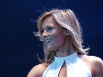 „Helene-Fischer-Schleyerhalle“ von Fred Kuhles - Eigenes Werk. Lizenziert unter Creative Commons Attribution-Share Alike 3.0 über Wikimedia Commons - http://commons.wikimedia.org/wiki/File:Helene-Fischer-Schleyerhalle.jpg#mediaviewer/File:Helene-Fischer-Schleyerhalle.jpg