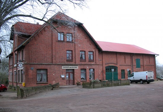 „Gasthof unter den Linden“ von DKey85 - Eigenes Werk. Lizenziert unter GFDL über Wikimedia Commons - http://commons.wikimedia.org/wiki/File:Gasthof_unter_den_Linden.jpg#mediaviewer/File:Gasthof_unter_den_Linden.jpg