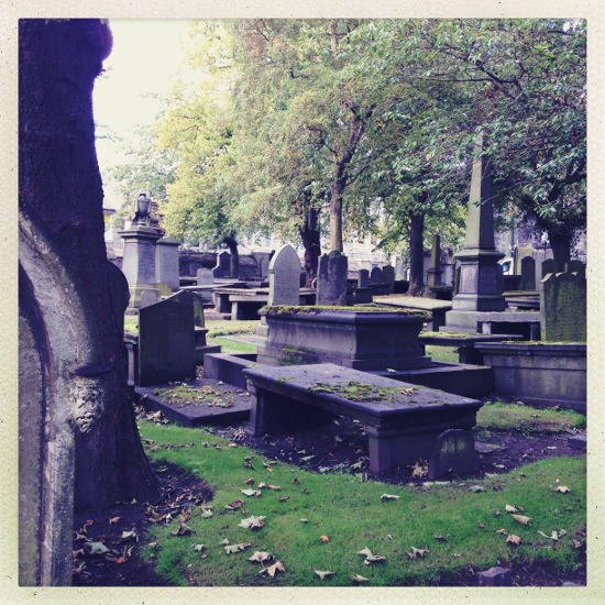 Pittoresk verfallen: Der Friedhof der Kirk of St Nicholas mitten in der Hauptshoppingstraße Aberdeens. Ein Ort, der MacBride schon für mehrere Romane verwendet hat