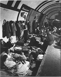 U-Bahnhof als Luftschutzbunker im Zweiten Weltkrieg, London (wikimedia commons)