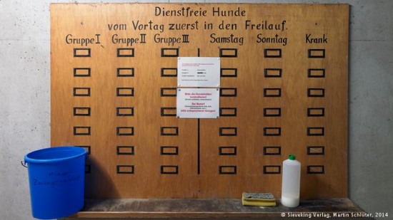  NEUER GELÄNDETEIL Dienstplan der Wachhunde Martin Schlüter. Nachts schlafen die Spione. Letzte Ansichten des BND in Pullach. © Sieveking Verlag, Martin Schlüter, 2014