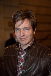 „Thomas Vinterberg Berlinale 2010“ von Siebbi - Thomas Vinterberg. Lizenziert unter CC BY 3.0 über Wikimedia Commons - http://commons.wikimedia.org/wiki/File:Thomas_Vinterberg_Berlinale_2010.jpg#mediaviewer/File:Thomas_Vinterberg_Berlinale_2010.jpg