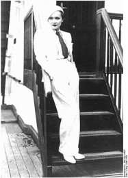 344px-Bundesarchiv_Bild_102-14627,_Marlene_Dietrich