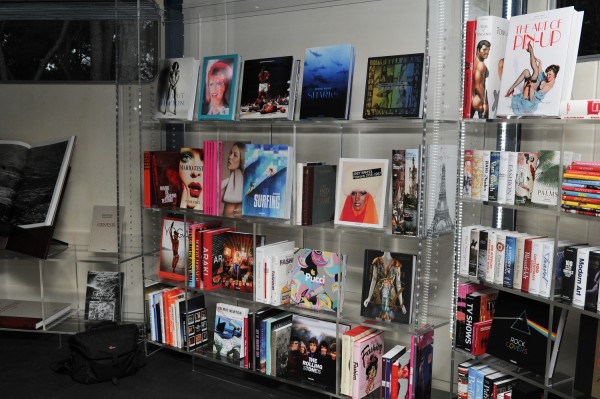 Prouvés Glaspavillon beherbergte eine Bibliothek mit 444 Taschen-Büchern (© Philippe Fitte)