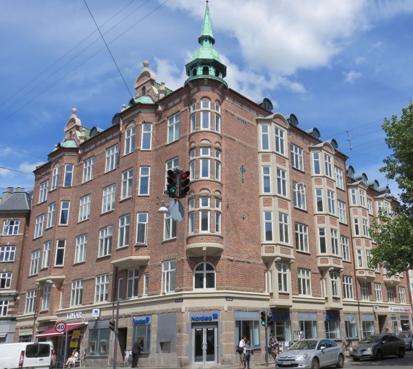 Axel Steens Wohnung: dritter Stock rechts neben dem lateinischen Kreuz aus Glasbausteinen (c)TGohlis