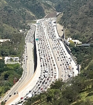 Der Weg im Stau ist das Ziel: Blick von der „Akropolis“ des Getty auf die große Freiheit des – Free-Way..