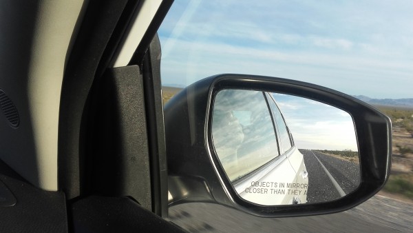 Sicherheitswarnung!! "Objects in mirror are closer than they appear" - Eingraviert auf dem Rückspiegel an der Beifahrerseite des Leihwagens…