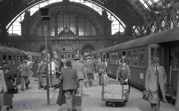 Frankfurt Hauptbahnhof ca. 1950 (Foto: Charles Thompson)