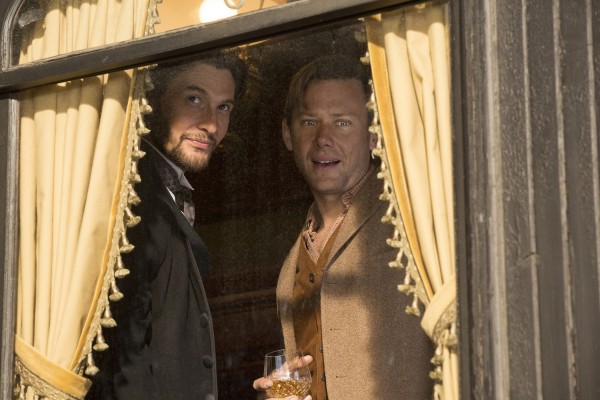 Können es kaum erwarten: zwei Besucher gespielt von Ben Barnes und Jimmi Simpson 