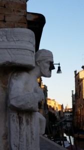 Bekanntmachungsnase am Canale sowieso, irendwo in Cannareggio