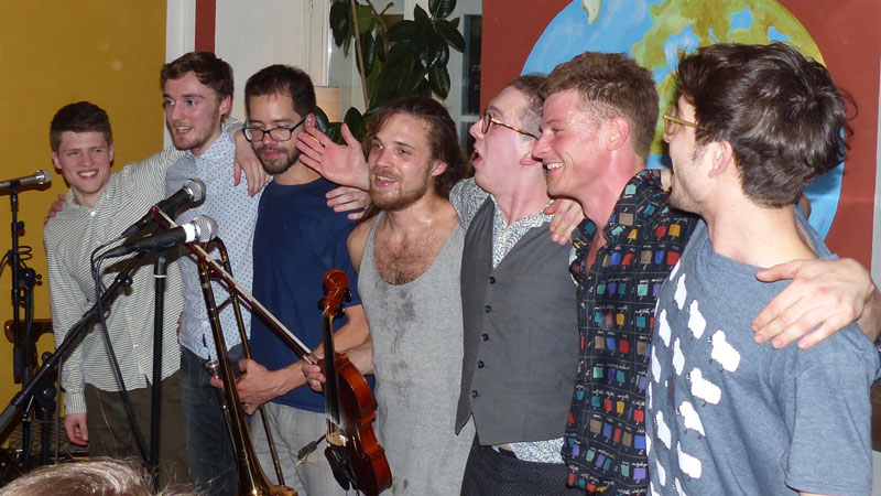 Saint Chameleon im Cafe Erde
