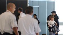 Eine Gruppe Roma auf dem Flughafen von Lyon kurz vor ihrer Abschiebung