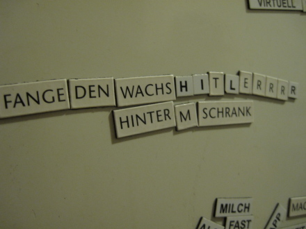 Eine etwas kuriose Aufforderung am Kühlschrank
