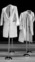 Arztkittel von Pi. from Leiden, Holland (Lab 15 - Lab Coats) [CC-BY-2.0 (http://creativecommons.org/licenses/by/2.0)], via Wikimedia Commons
