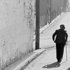 Old age pensioner in Surry Hills alley with stick, Aug 1949 (Foto: Brian Bird, PD)