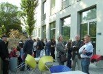 Die Gaeste versammeln sich auf der Terrasse der AK Bibliothek Wien Die Gaeste versammeln sich auf der Terrasse der AK Bibliothek Wien