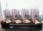 Die Preise für die Verleihung stehen bereit - Fleischwolf-Geschenktaschen, Urkunden, Buecher. Die Preise für die Verleihung stehen bereit - Fleischwolf-Geschenktaschen, Urkunden, Buecher.