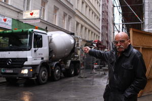Ein Betonmisch-Lkw direkt vor dem Geschft: Fr Friseur Leopold Umgeher ein fast tgliches Vergngen.