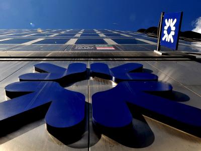 Im Skandal um mutmaßliche Zinsmanipulationen bei mehreren Großbanken hat die britische Royal Bank of Scotland (RBS) Medienberichten zufolge zehn Mitarbeiter entlassen. Foto: Andy Rain/Archiv Britische Regierung ruft Bankenchef vor Ausschuss