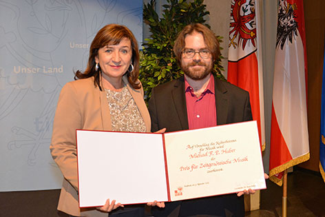 © Land Tirol / Sax Landesrätin Beate Palfrader mit dem Preisträger Michael F.P. Huber