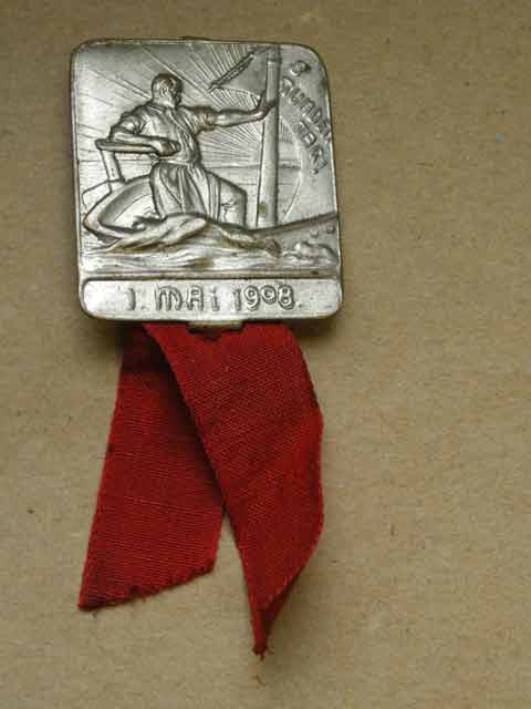 1. Mai-Abzeichen 8 Stunden-Tag, 1895
