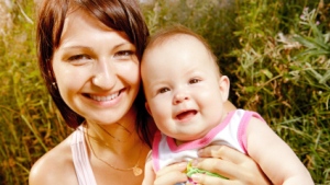 Frau mit Baby, Kleinkind, Lebensversicherung