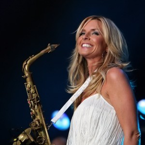 Sieht nicht übel aus und kann auch noch spielen: Candy Dulfer.