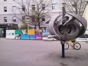Blick von der gegenüber liegenden Gebietskrankenkasse auf den Martin Rieder Park (hinter der Plane)
