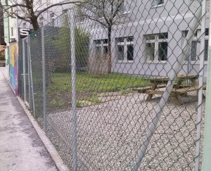 Der Martin Rieder Park vor seiner gänzlichen Verhüllung durch SVA-Werbeplanen