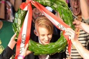 Von floreal geflochten und von Lisa Eckhart freudig in Empfang genommen: der Ö-Slam-Lorbeerkranz! Foto (c) Albert Bloch