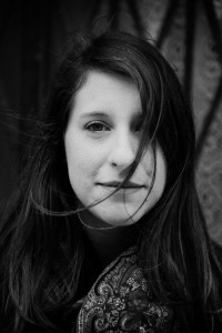 Die Texte der fremdsprachigen PoetInnen (hier: Leslie Marques, Frankreich) werden in einer Broschüre übersetzt vor- oder nachzulesen sein.) (c) Sublime Fracture Inc.