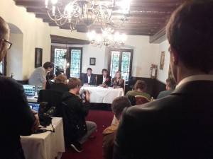 Auf rotem Teppich im Schwarzen Adler: Die Pressekonferenz der SP Tirol ...
