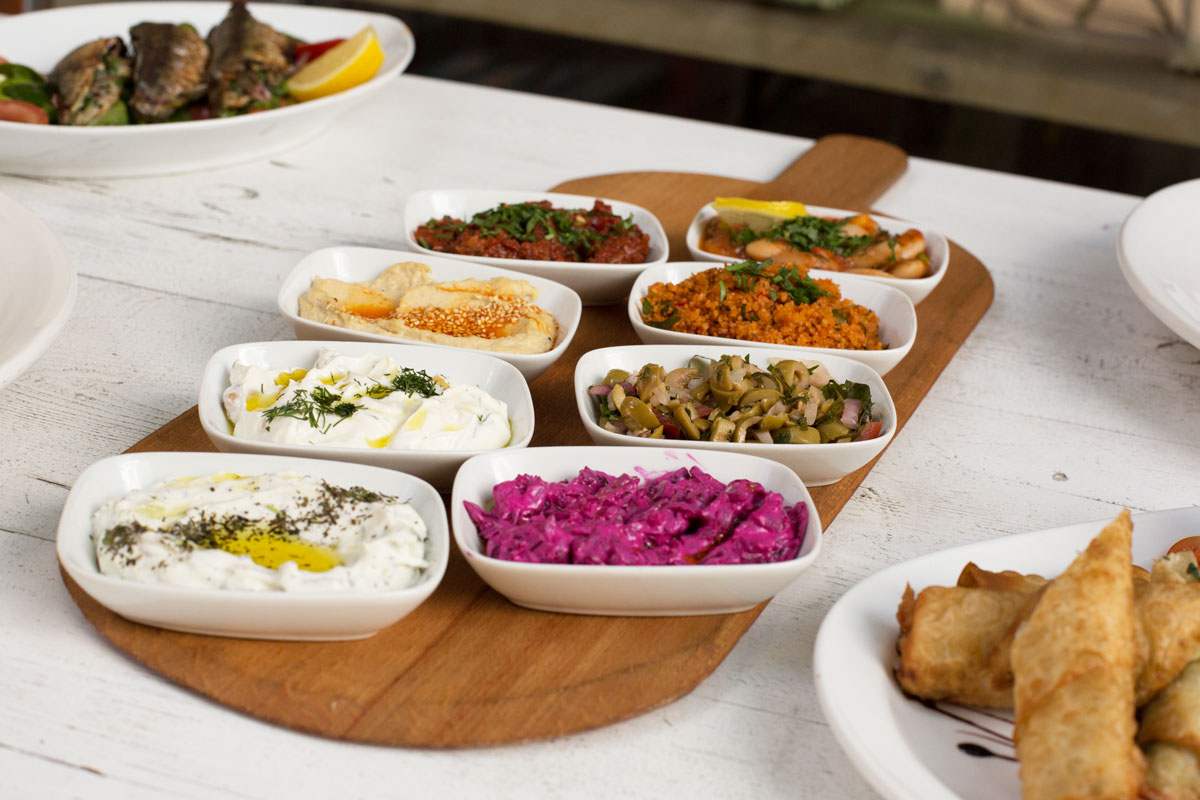 Mezze: Cacık, Humus, Acılı Ezmesi, Kısır, Bohnen, Olivensalat, Rote Beete