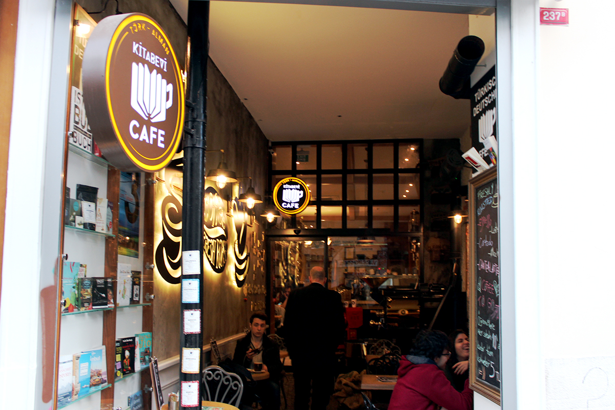 Foto1_buchhandlungcafe_Eingang.renk